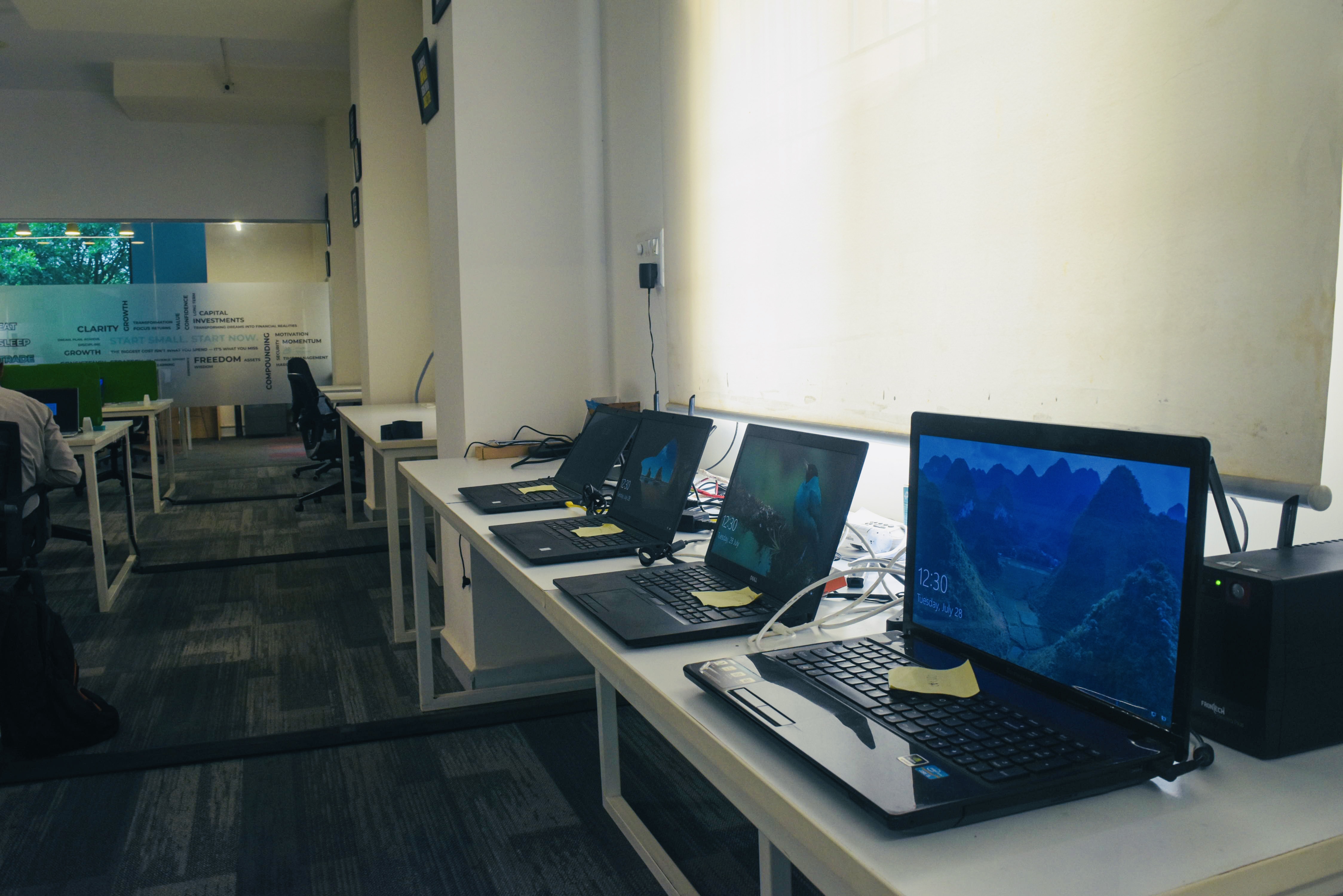 Power-backed office infrastructure with glass cabins